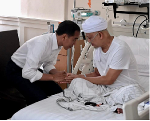 Presiden Jokowi Jenguk Ustadz Arifin Ilham di RSCM