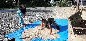 Serda Syamsul Bantu Farida Jemur Padi