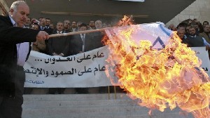 Serikat pekerja Jordan menggunakan bendera Israel sebagai keset kaki