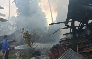 Si Jago Merah Lahap Gudang Penyimpanan Kayu di Aceh Besar