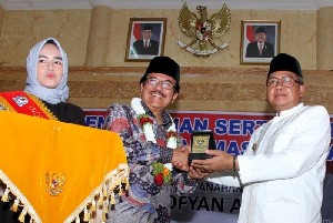 Menteri Agraria dan Tata Ruang Serahkan Sertifikat Tanah Wakaf di Aceh Barat