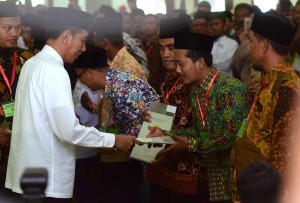 Usai Salat Jumat, Presiden Jokowi Serahkan 253 Serifikat Wakaf di Ngawi