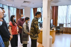 Jenguk Ibu Ani Yudhoyono di Singapura, Presiden dan Ibu Iriana Beri Semangat untuk Sembuh
