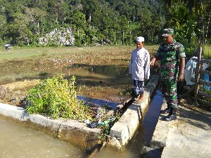 Serda Junizar bersama warga Pantau Irigasi