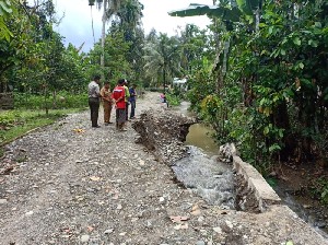 Banjir dan Longsor Sebabkan satu meter Jalan Amblas di Pidie