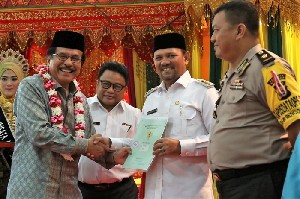 Menteri Agraria dan Tata Ruang Serahkan Sertifikat Tanah