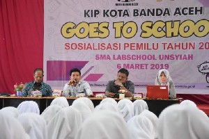 Siswa SMA Labschool Unsyiah Belajar Tata Cara Mencoblos