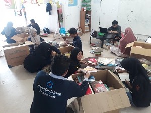 Mahasiswa GenBi Aceh Bantu TBM RUMAN Mendata Buku Sumbangan BI