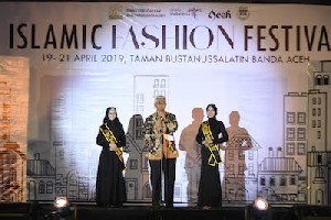 Buka IFF, Plt Sekda Minta Desainer Kembangkan Karya Fashion Sesuai Karakter Aceh