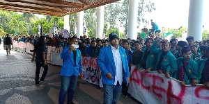 Aksi Mahasiswa Tolak PT EMM Berakhir Ricuh, Sejumlah Mahasiswa Terluka.
