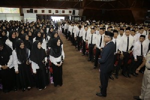 Serahkan SK CPNS, Plt. Gubernur Ingatkan Bekerja Keras dan Kreatif