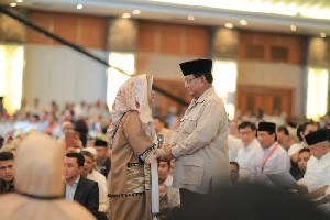 Momen Saat Prabowo Genggam Tangan Neno