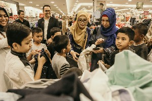 Istri Plt Gubernur Aceh Belanjakan Baju Lebaran Untuk Anak Yatim