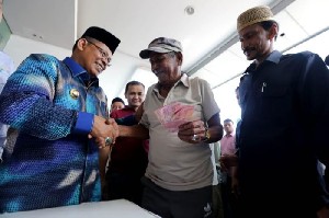 Wali Kota Banda Aceh Serahkan Bantuan Untuk 7.300 Fakir Miskin