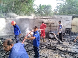 Rumah Penjaga Sekolah dan Kantin SMA di Medang Ara Ludes Terbakar