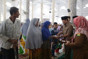Baitul Mal Aceh Besar Salurkan Bantuan Zakat