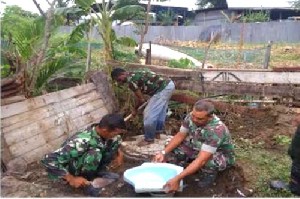 Meski Berpuasa, Personel TNI ini Tetap Semangat Bangun Jamban bagi Keluarga Kurang Mampu