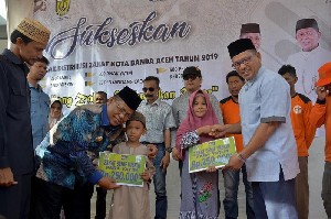 Walikota  Beri Bantuan untuk 7.300 Fakir Miskin di Banda Aceh