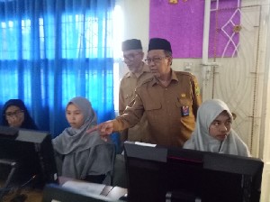 Kakanwil Tinjau Pelaksanaan Program Beasiswa Santri Berprestasi di MTsN Model