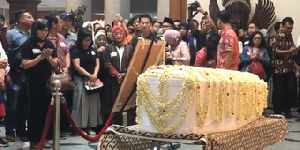 Tiba di Cikeas, Jenazah Ani Yudhoyono Disambut Presiden Jokowi