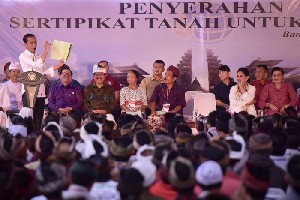 Jokowi Serahkan 3.000 Sertifikat Tanah