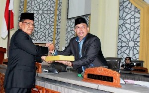 Walkota Banda Aceh Serahkan Raqan Pertanggungjawaban APBK 2018