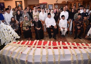 Presiden Jokowi dan Ibu Negara Iriana Melayat Ibu Ani Yudhoyono