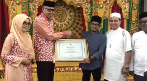 Plt Gubernur Aceh Serahkan Bonus Kepada Fajar Maulidi