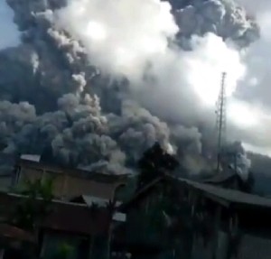 Gunung Sinabung Meletus, Abu Vulkanik Sasar Lima Kecamatan Di Aceh Selatan.