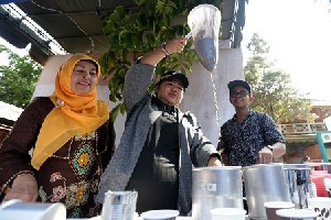 Nurmiaty Perkenalkan Kopi Aceh Kepada Bupati Karangasem