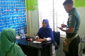 Babinsa Koramil 01/Seulimeum Dampingi Bidan Beri Pelayanan KB
