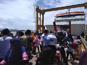 Arus Balik Pelabuhan Ule Lheue Padat