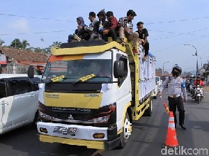 Banyak Warga Menggunakan Mobil Bak Terbuka untuk Mudik dan Liburan