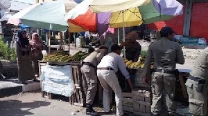 Satpol PP Tertibkan PKL di Bireuen
