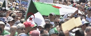 Warga Aljazair Berkumpul di Hari Kemerdekaan: Tidak Untuk Kediktatoran!