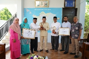 Bupati Aceh Besar Terima Penghargaan Kota Layak Anak