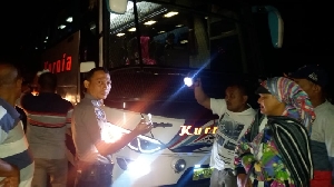 Bus Kurnia Dilempar OTK di Peudada