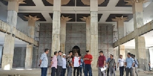 Plt Gubernur Tinjau Pembangunan Masjid Giok