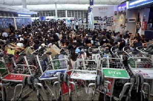 Bentrokan Meletus Di Bandara Hong Kong Saat Krisis Semakin Dalam