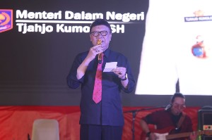 Mendagri Bacakan Puisi Aku Melihat Indonesia
