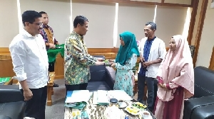 Putri Siswi Viral Terima Bantuan Mentan di Jakarta