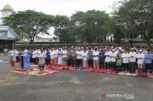 Stop Penerbangan, Bandara SIM Gelar Salat Id Pertama Hari ini