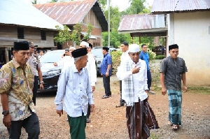 Waled Husaini Kunjungi Korban Kebakaran Rumah