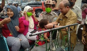 Bupati Aceh Tamiang Bagikan Masker kepada Penggendara