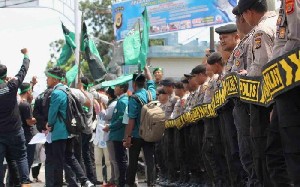 Pelantikan Anggota DPRK Lhokseumawe di Warnai Unjuk Rasa