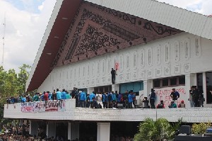 Kuasai Kantor DPRA, Mahasiswa Coret Tembok