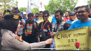 Polwan Polresta Banda Aceh Sambut Demonstrasi Buruh di DPRA dengan Bunga