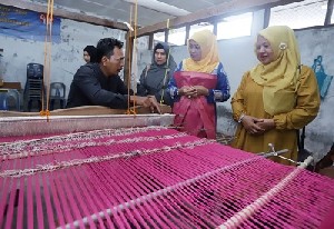 Ketua Dekranasda Banda Aceh Monitoring Perajin Tenun Lamgugob