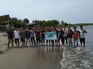 KOMPLIN Unimal Gelar Aksi Bersih Pantai Di Lhokseumawe