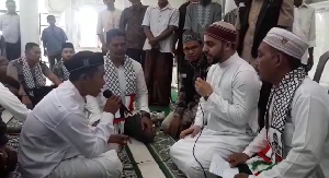 Pemuda Nias Masuk Islam Dibimbing Syekh Palestina